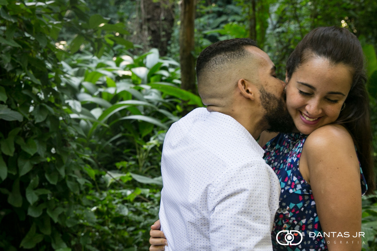 casal se beijando no Parque Lage