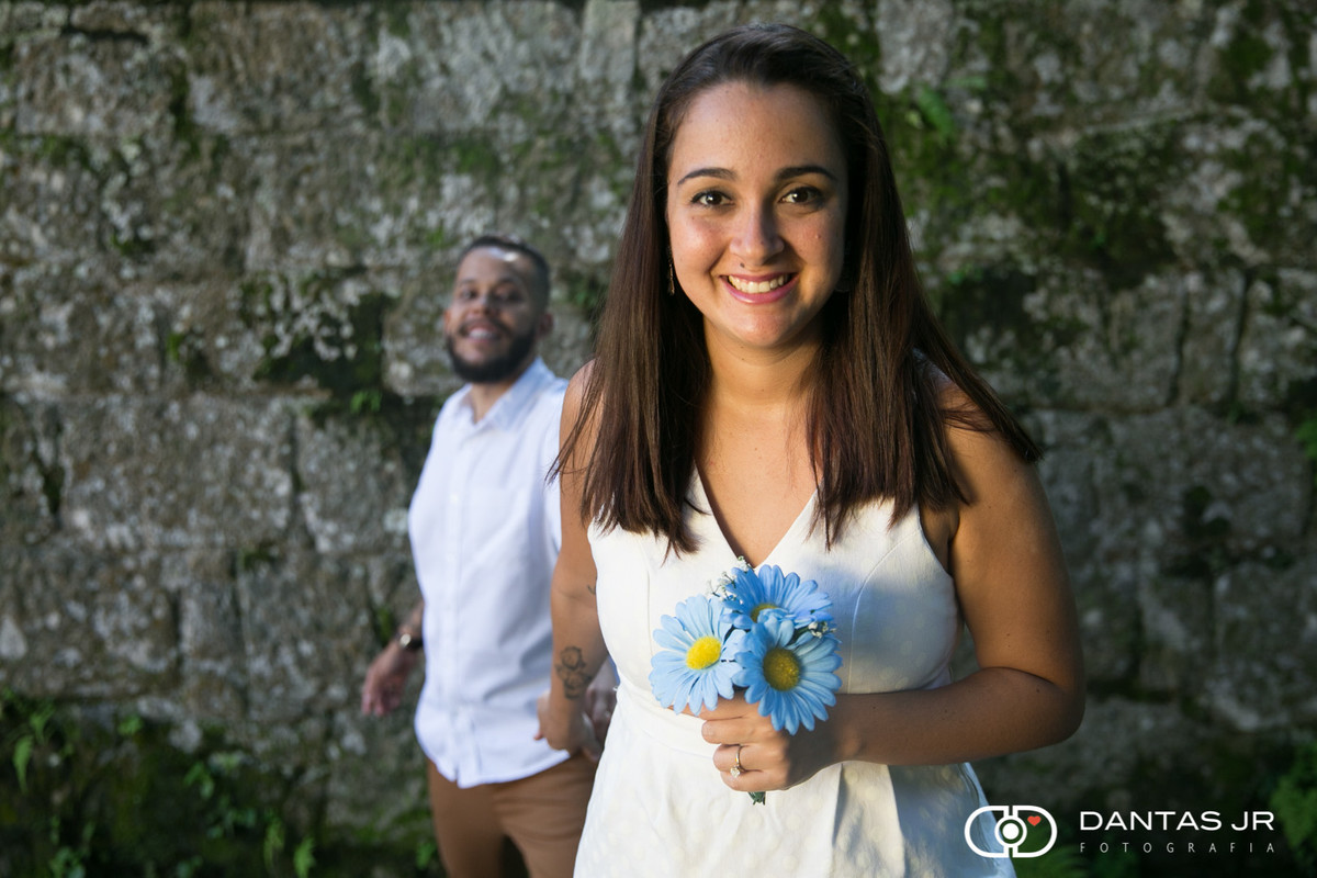 noiva segurando flores