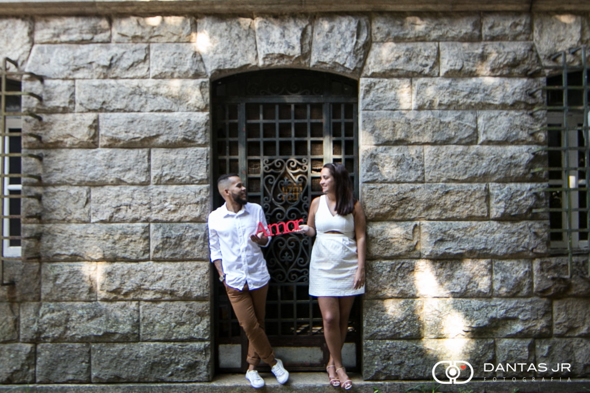 casal se olhando e rindo