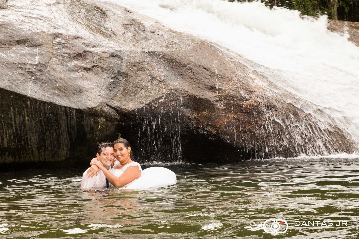 Trash the Dress em Visconde de Mauá casal na cachoeira