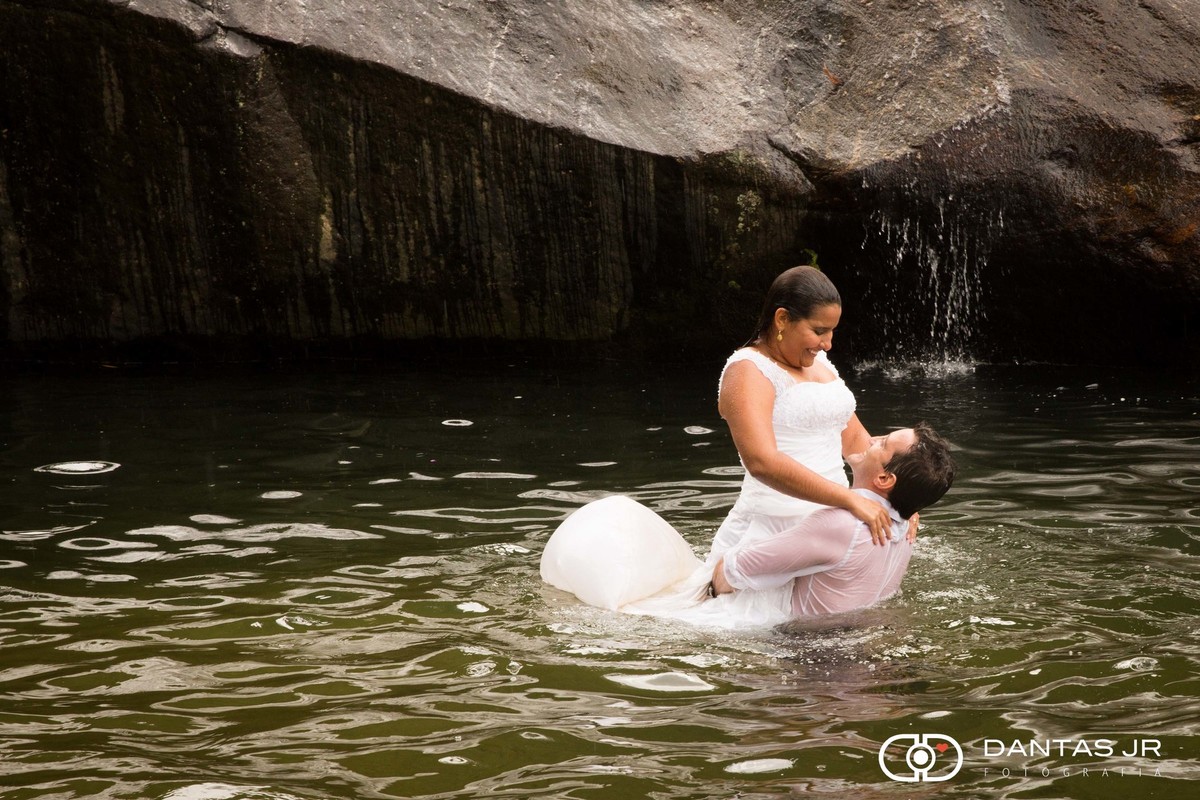 casal na cachoeira Trash the Dress em Visconde de Mauá