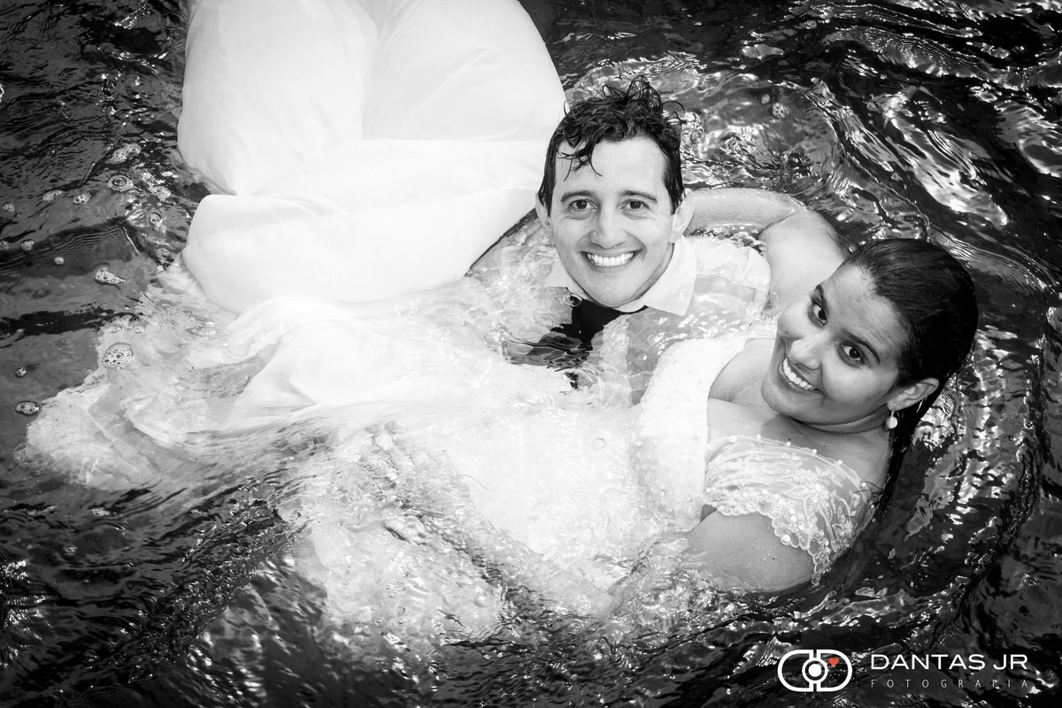 casal na cachoeira do escorrega Trash the Dress em Visconde de Mauá