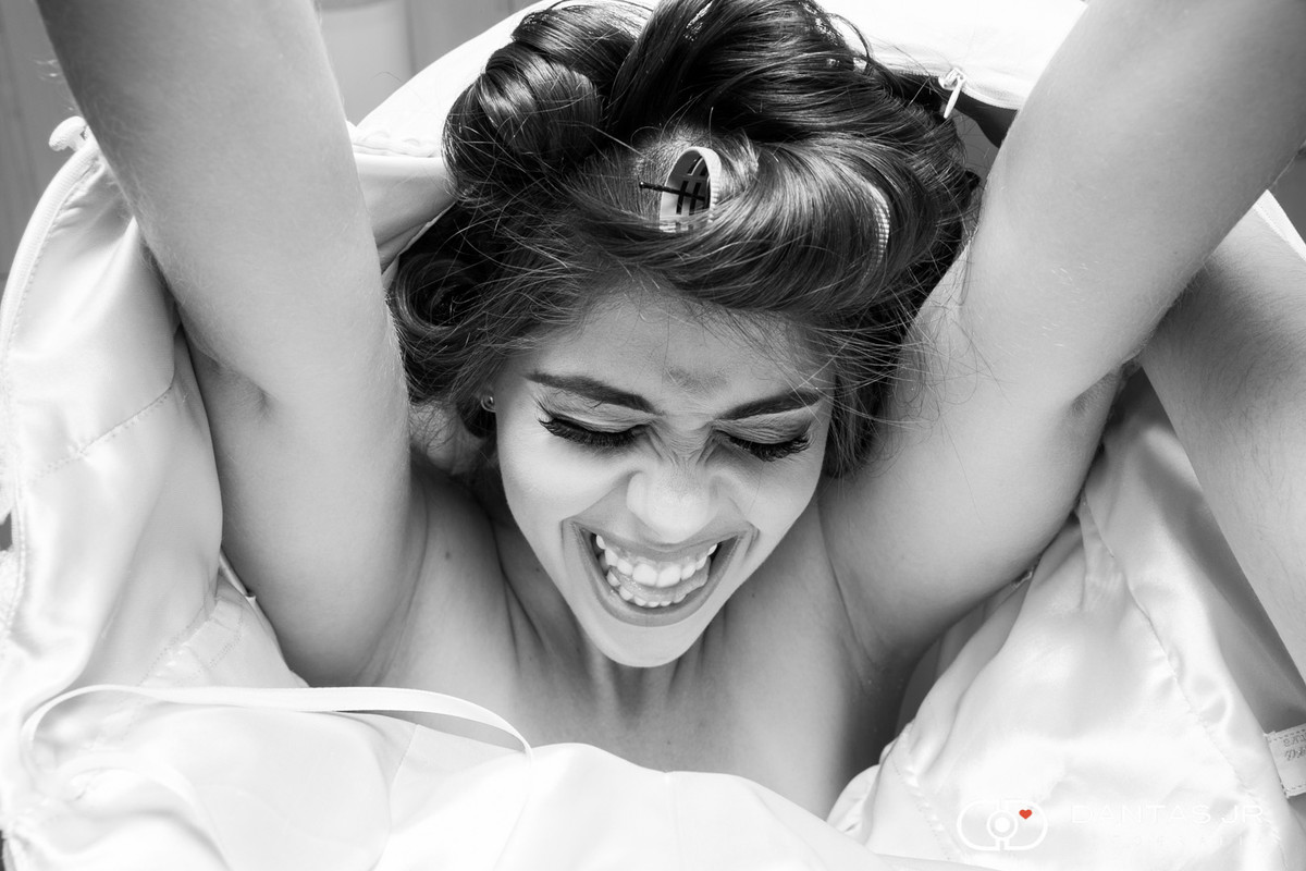 noiva colocando o vestido