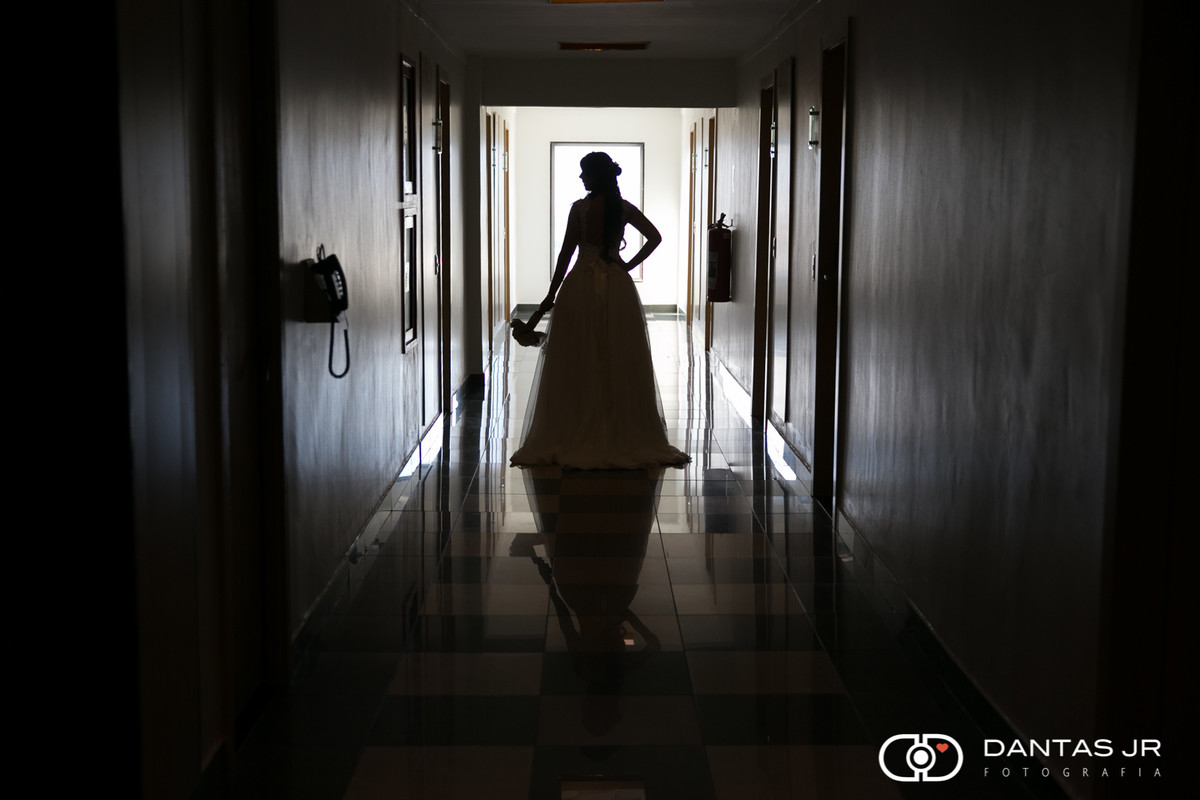 noiva no corredor em silhueta