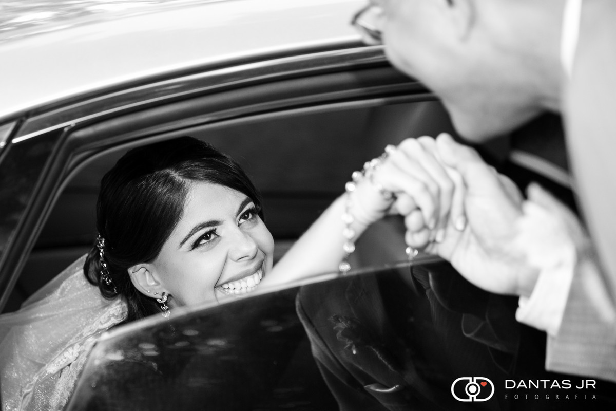 pai beijando mão da noiva na janela do carro