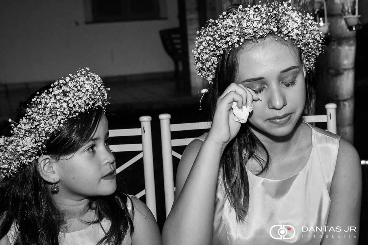 daminha chorando emocionada durante cerimonia de casamento