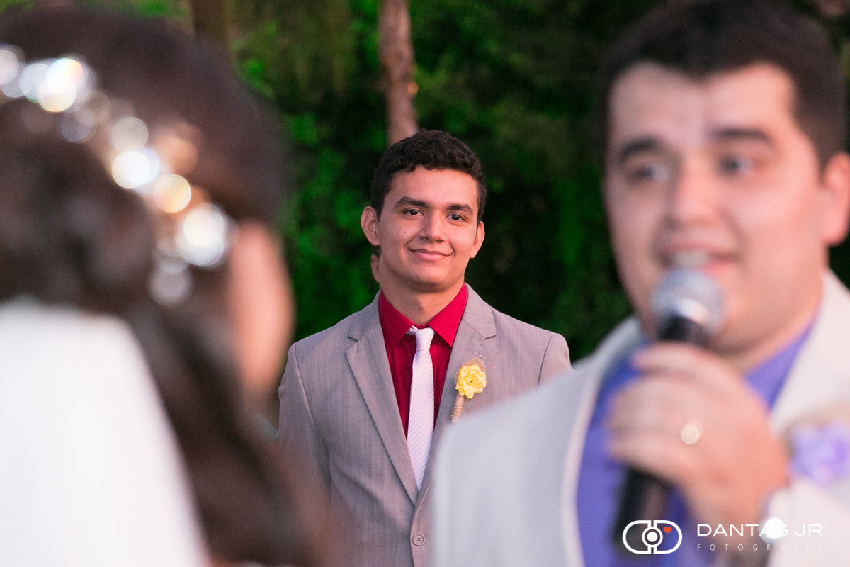 padrinho observando noivos emocionado