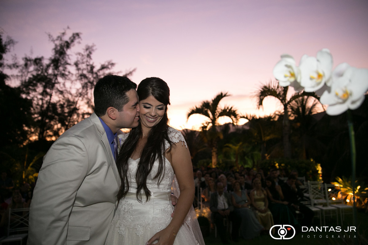 casal de noivos namorando por Dantas Jr. Fotografia