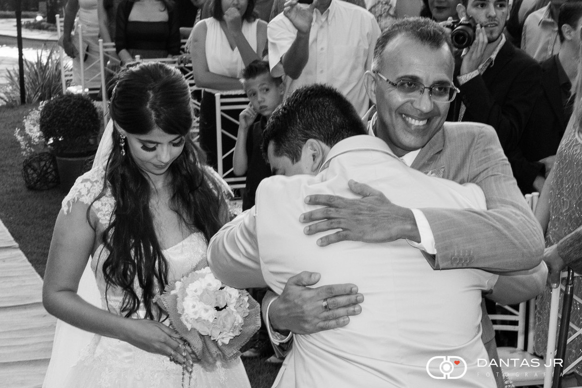 noivo abraçando pai da noiva no altar