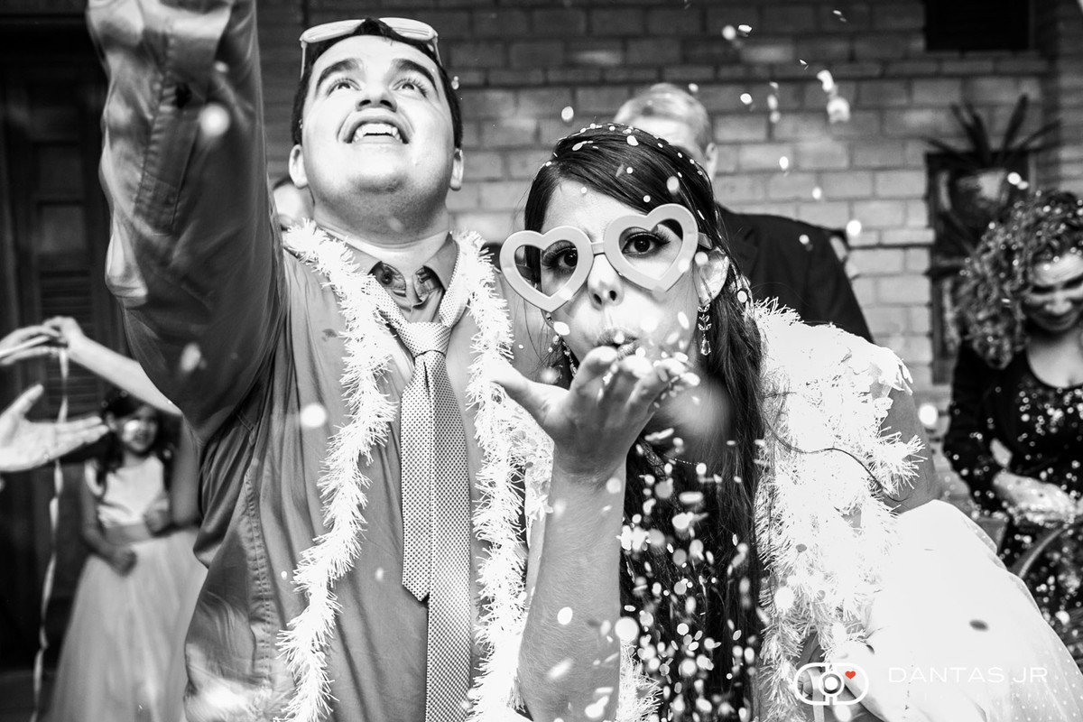 noivos em carnaval com fantasias e confetes