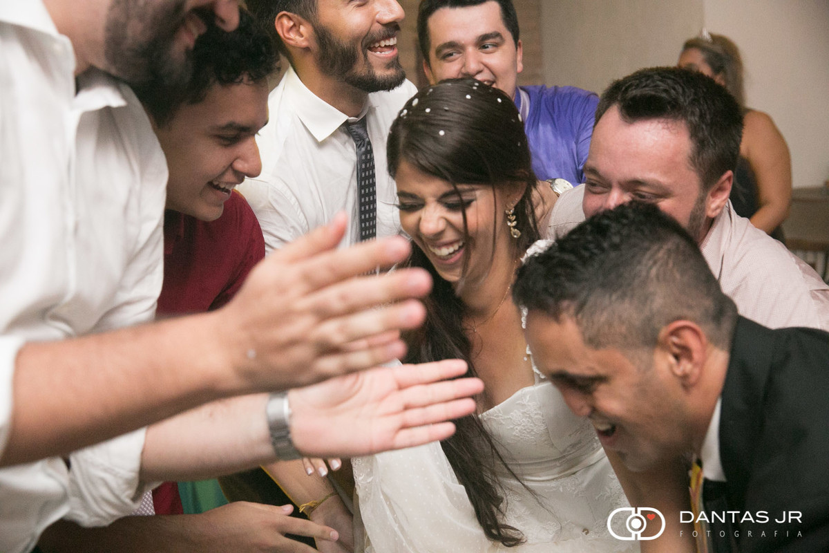 noiva na festa com amigos