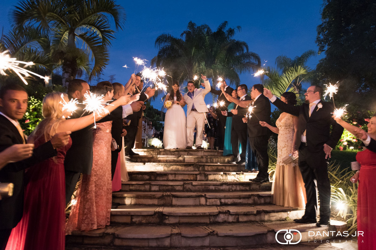 noivos saindo da cerimonia com sparklers