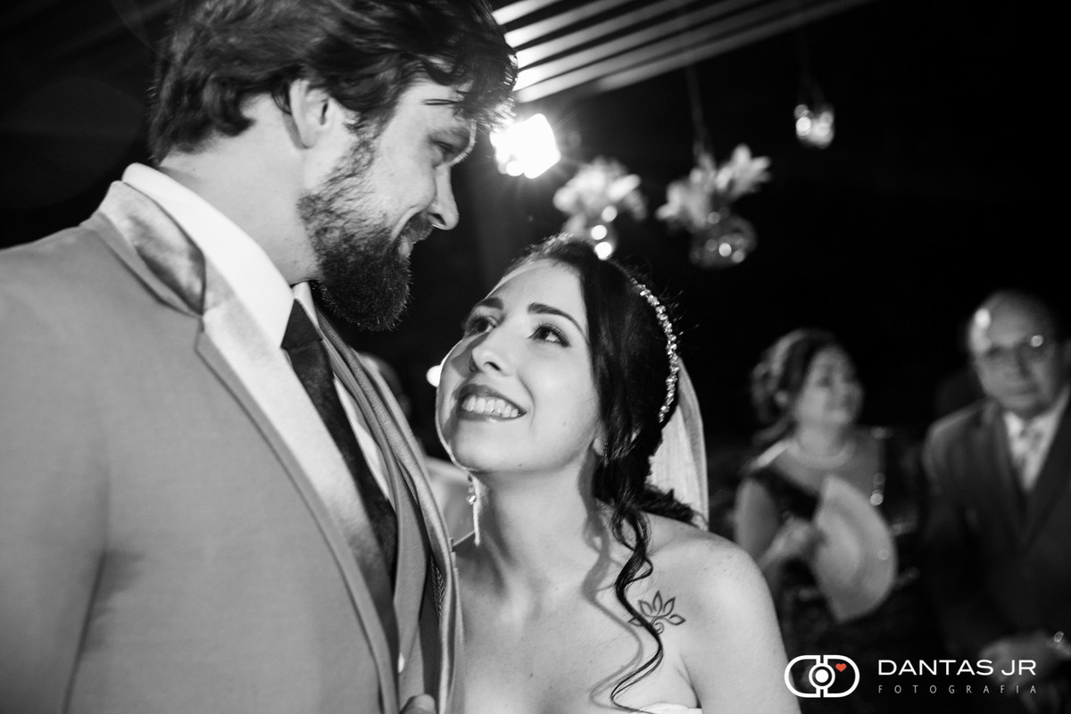 noivos apaixonados durante a cerimonia