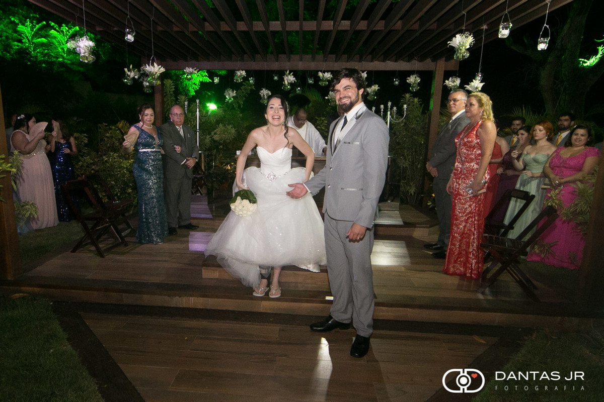 noiva levantando vestido com pé imobilizado de chinelo