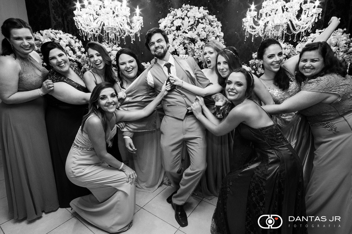 madrinhas agarrando noivo