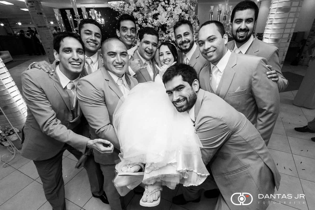 padrinhos carregando a noiva