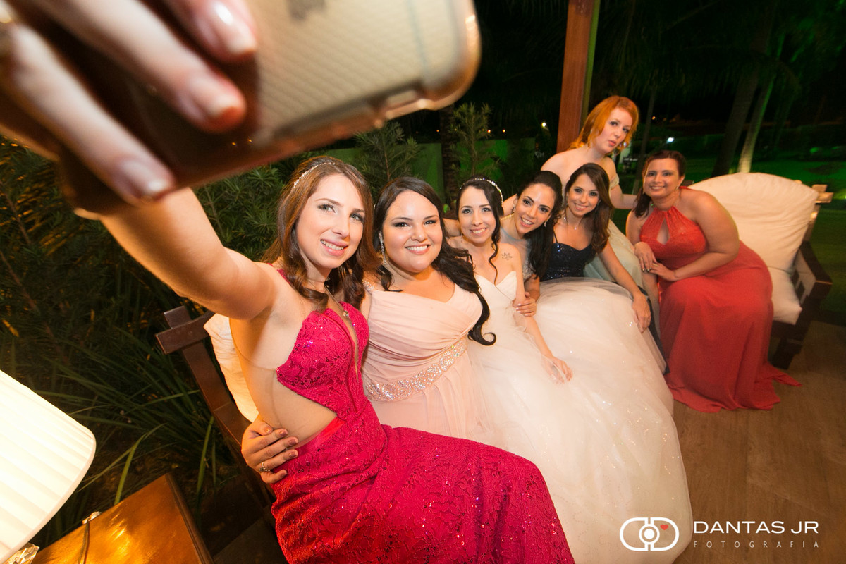 noiv e madrinhas fazendo selfie