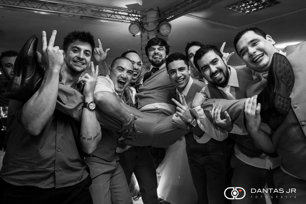 amigos carregando noivo durante a festa