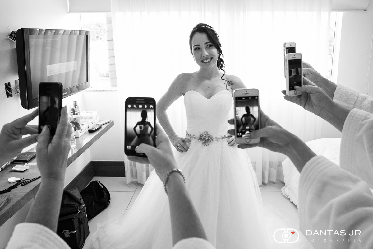 making of da noiva sendo fotografada pelas madrinhas