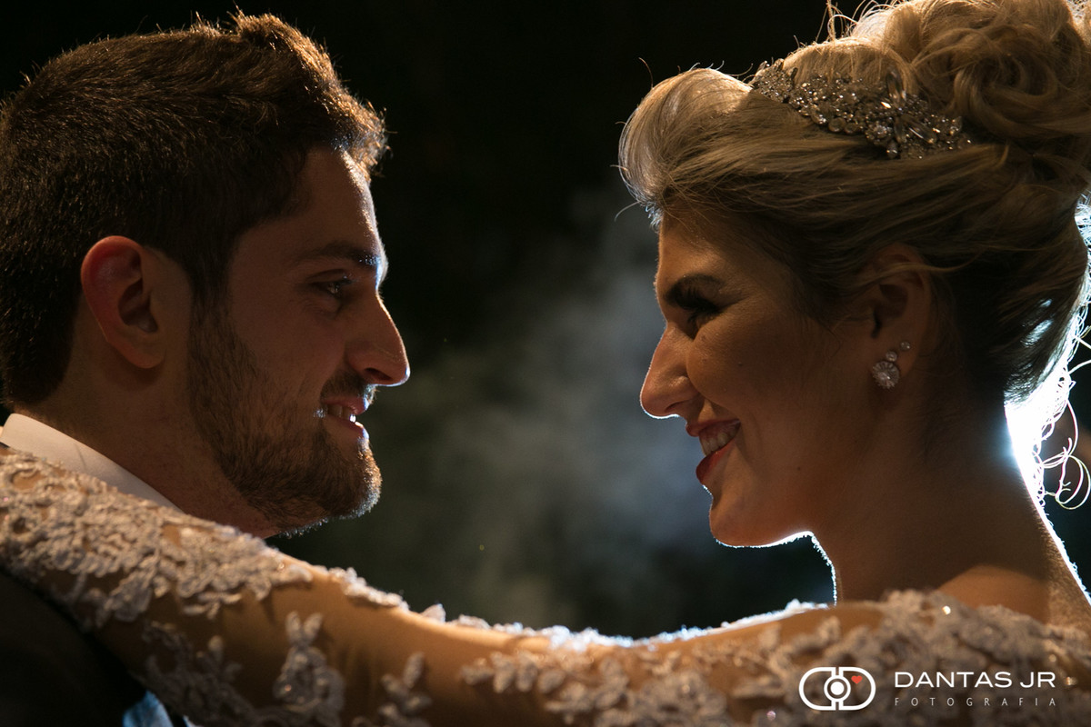 casal apaixonado na fumaça