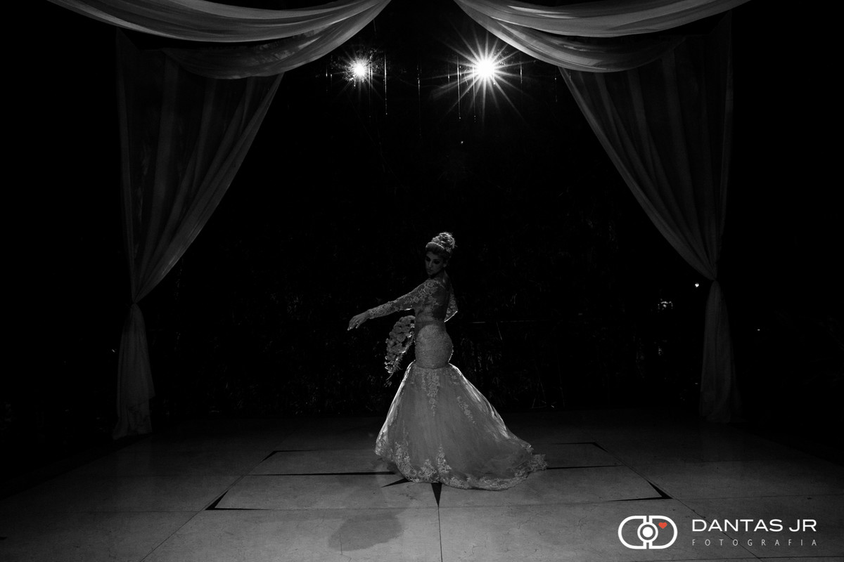 noiva dançando sozinha