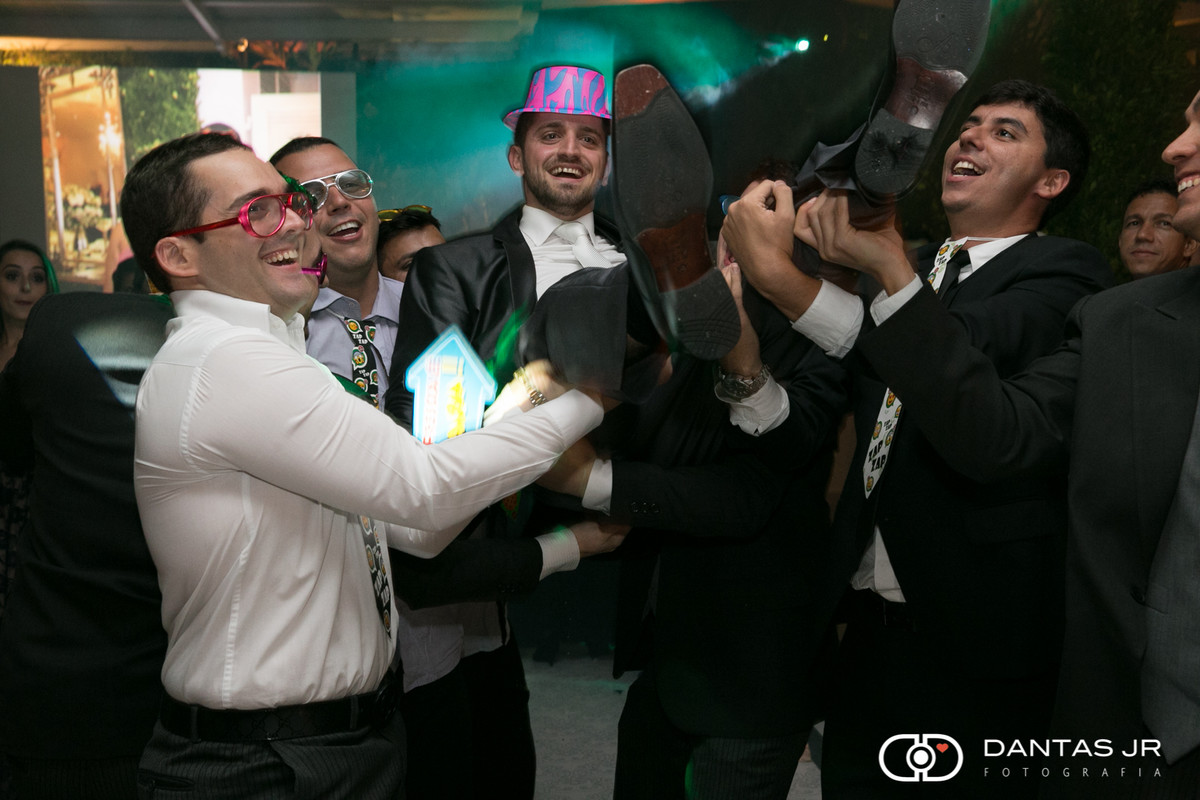 noivo sendo carregado Casa das Canoas