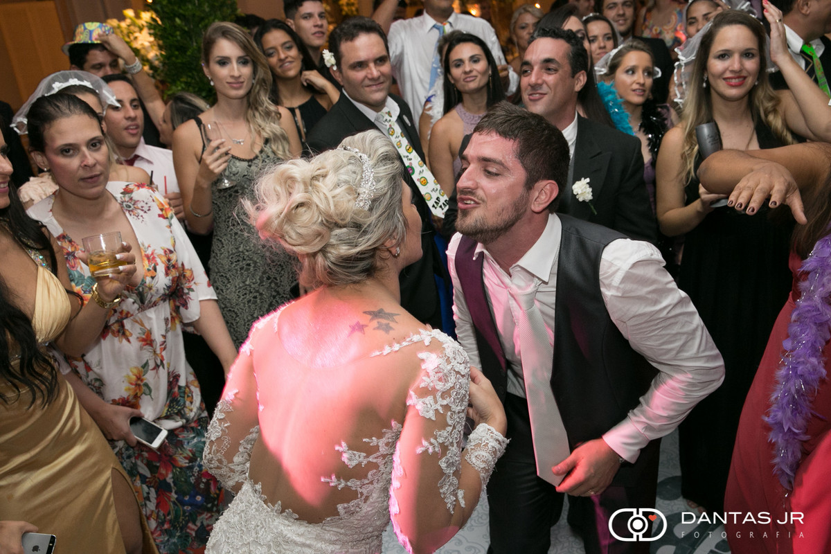 noivos se beijando em festa na Casa das Canoas