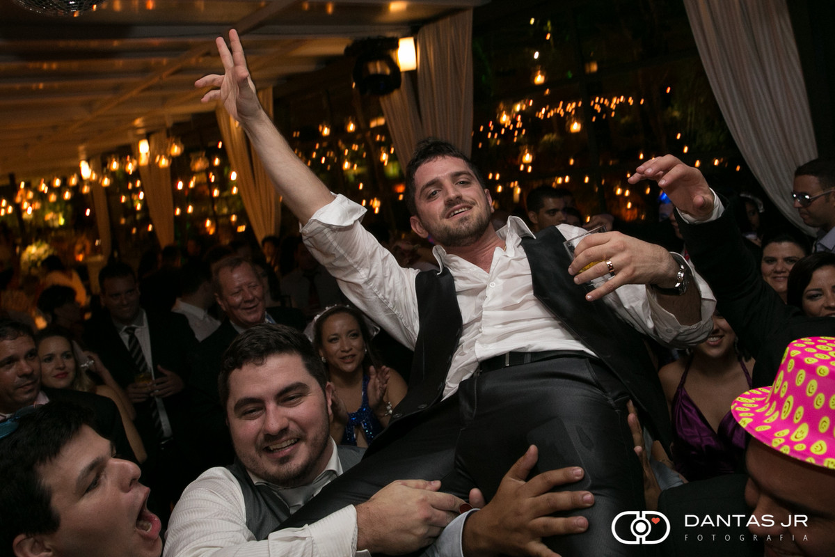 noivo sendo carregado na festa