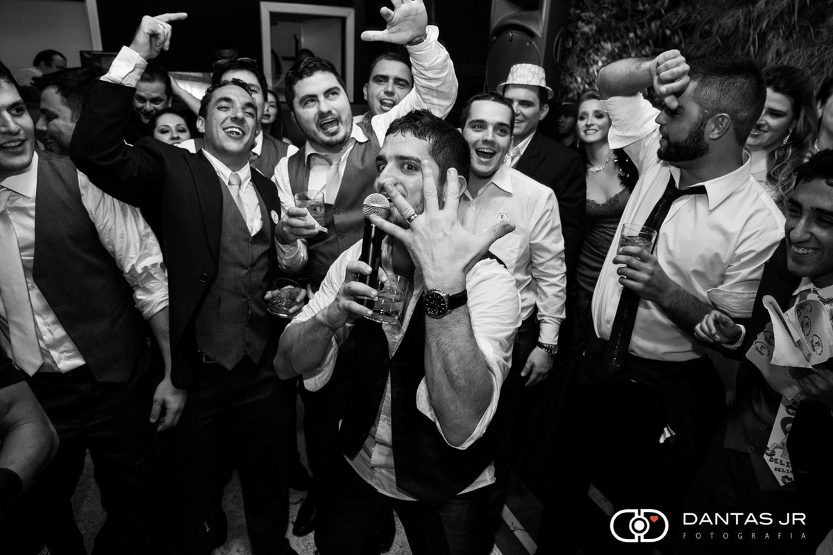 noivo cantando e mostrando a aliança