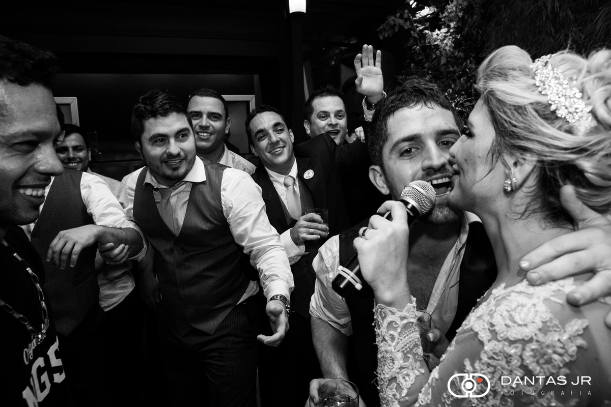 noivos cantando na Casa das Canoas