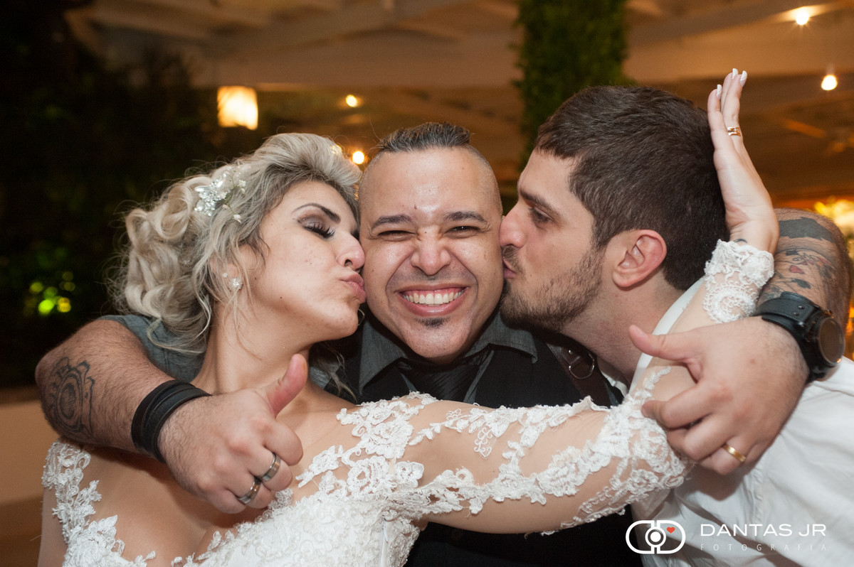 noivos beijando Dantas Jr.
