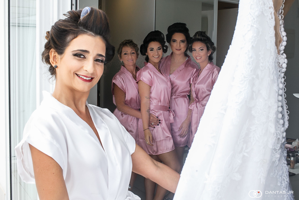 Noiva com madrinhas no making of por Dantas Jr.
