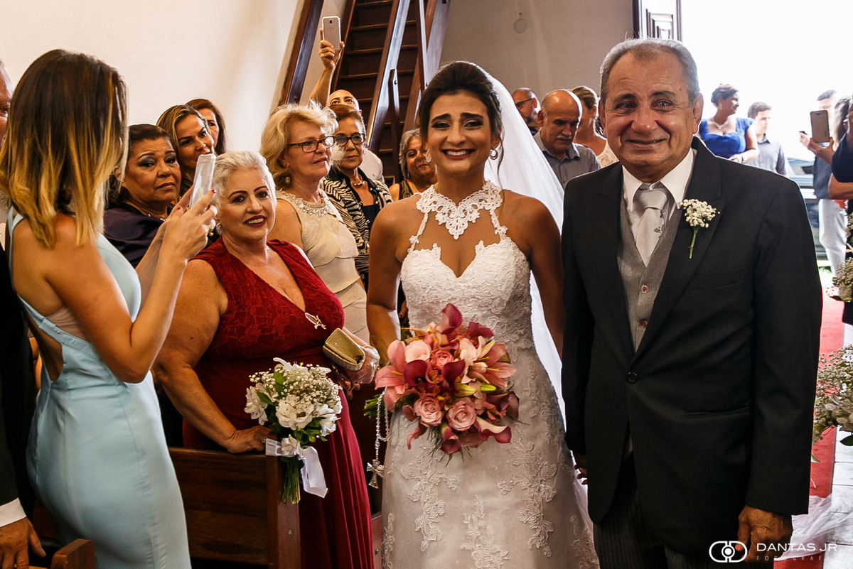 Noiva entrando na igreja com pai bem emocionado igreja montserrat