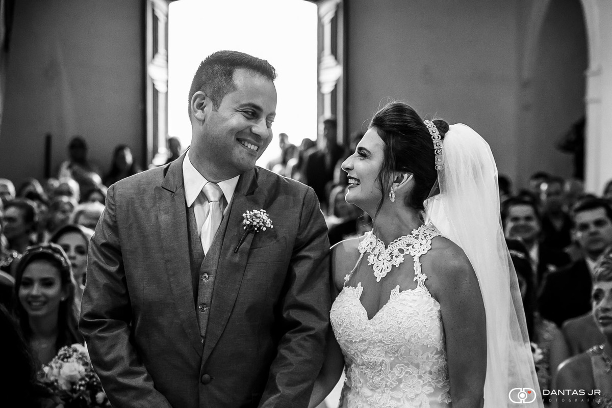 noivos emocionados e sorrindo durante cerimonia de casamento em igreja capela montserrat