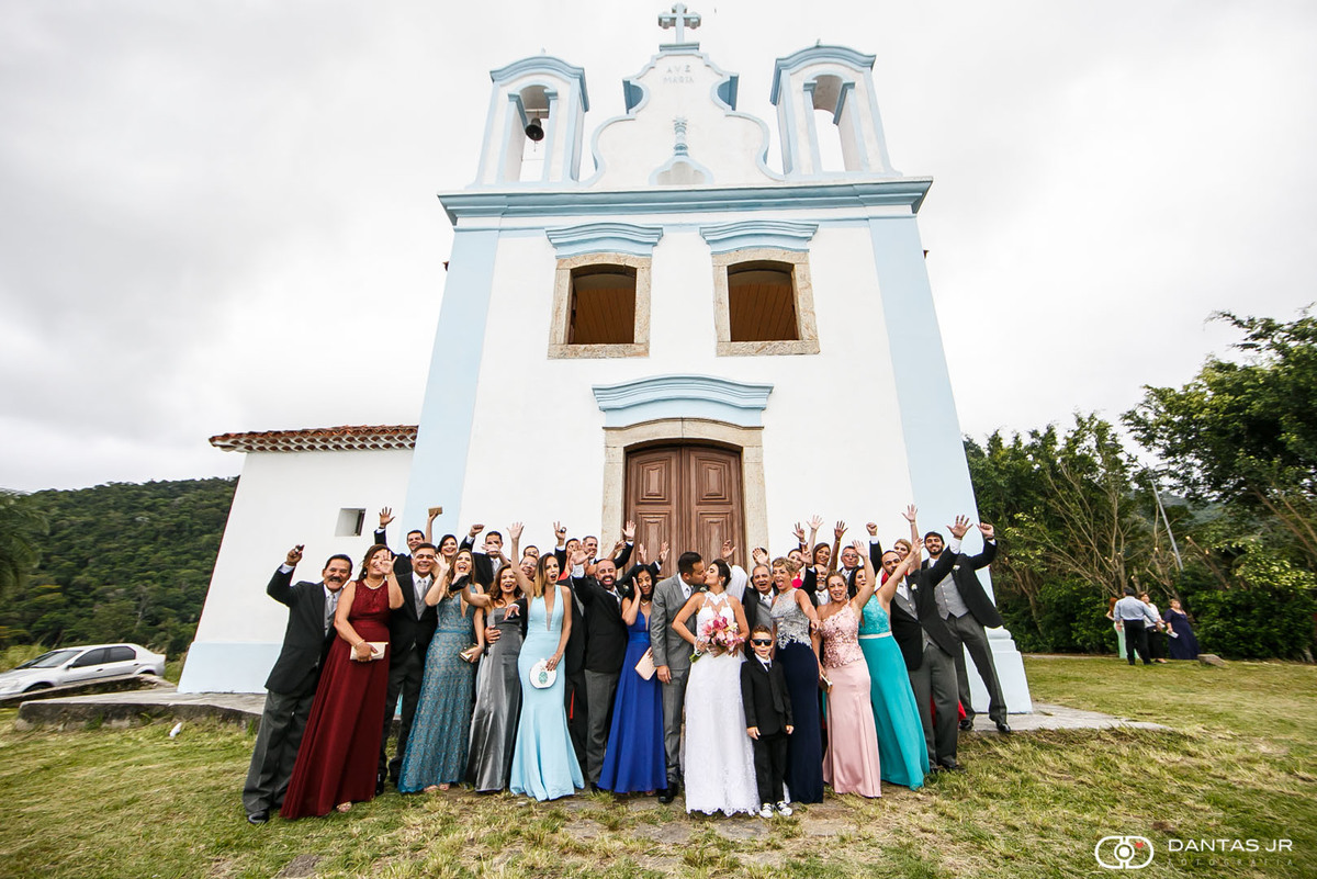 convidados na frente da capela montserrat festejando casamento
