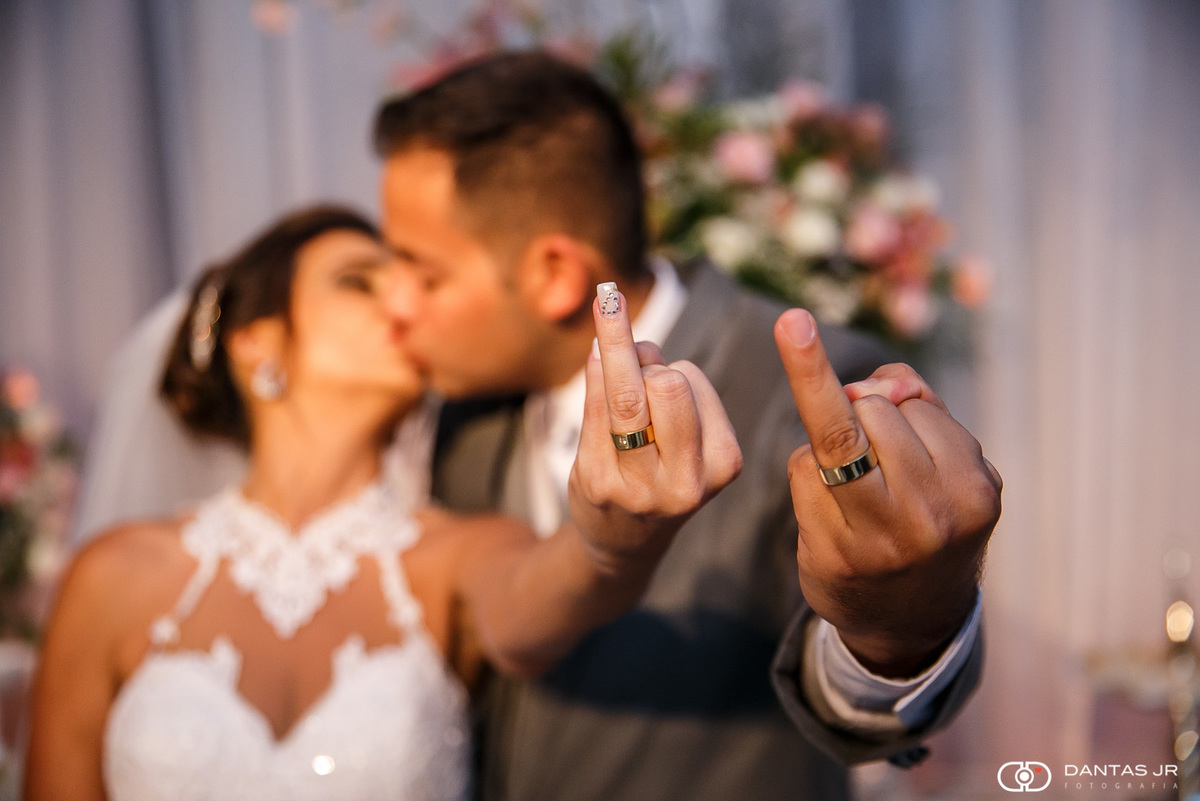 casal de noivos se beijando mostrando dedo em casamento bem humorado e divertido por dantas jr.