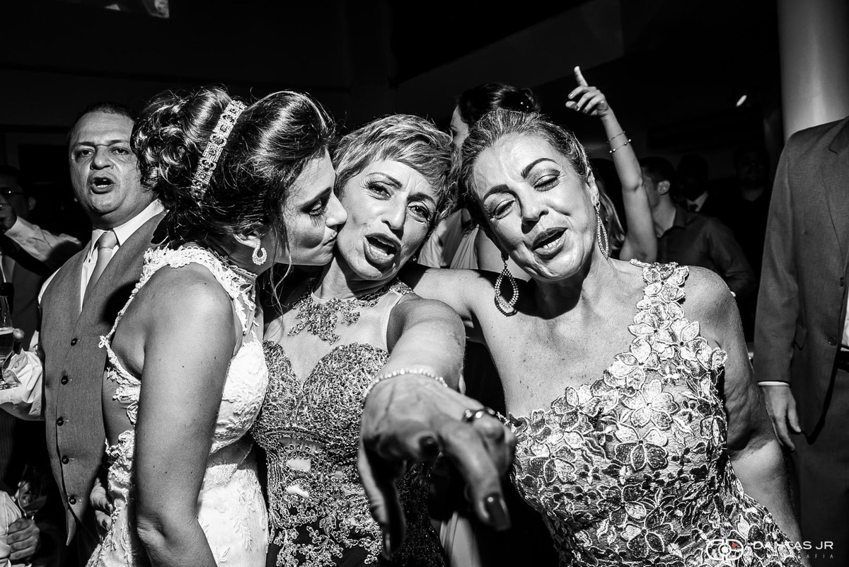 noiva beijando mãe durante festa de casamento