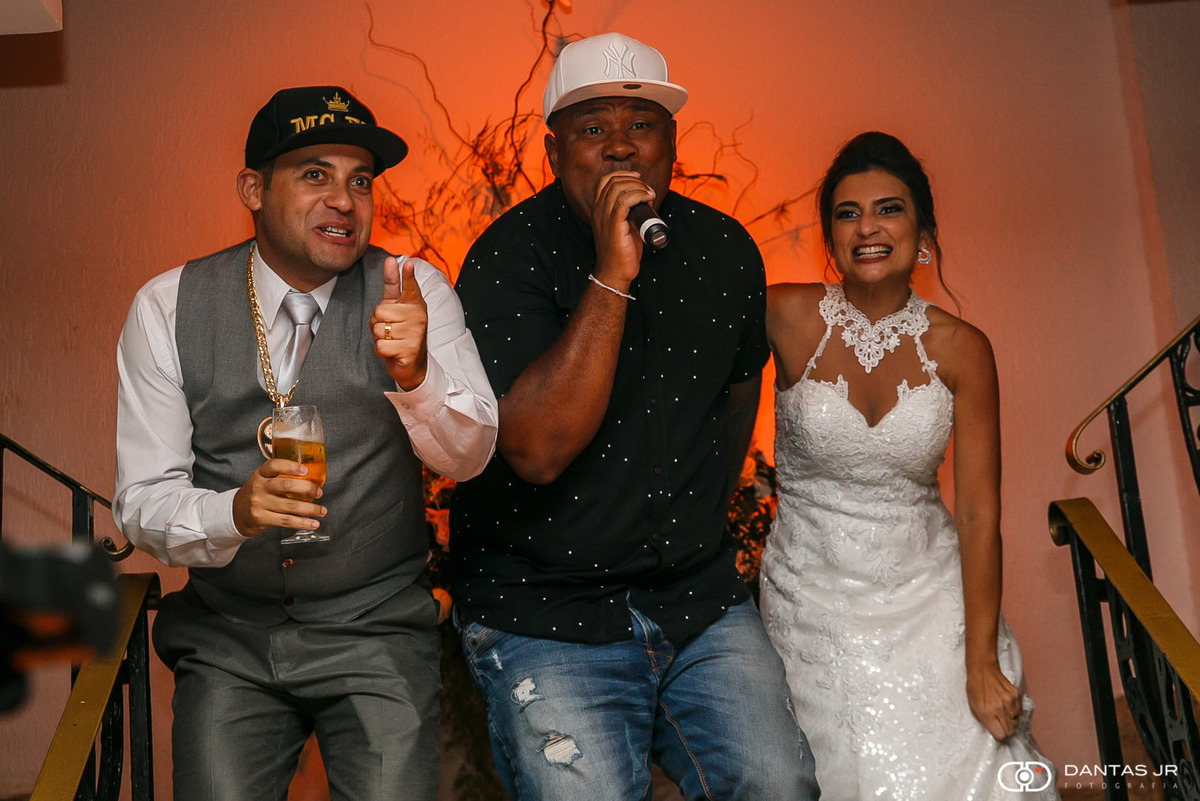 MC funk cantando com casal de noivos durante casamento na casa de festas collossus por dantas jr.