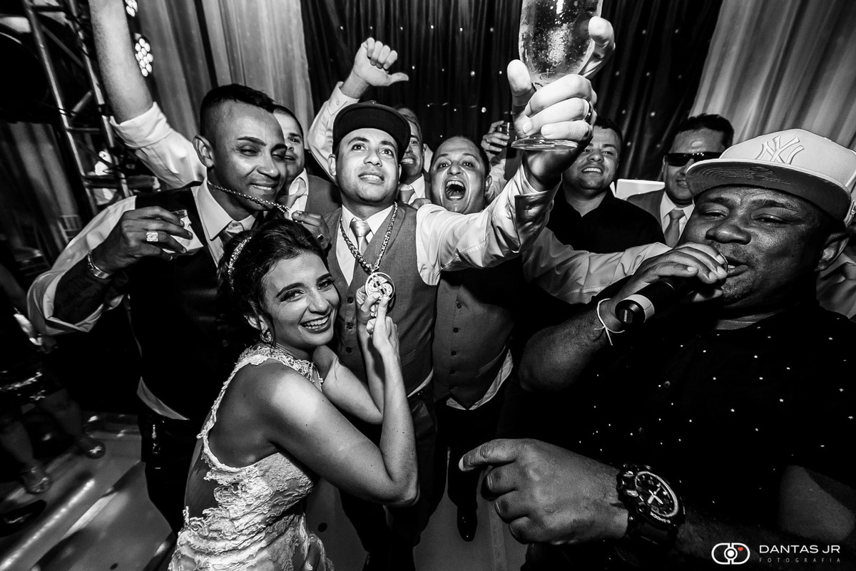 noivos dançando funk com MC em festa de casamento na Collossus por Dantas Jr.