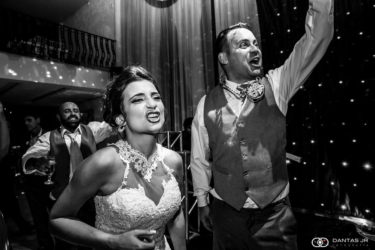 Noivos felizes na pista de dança em casamento com festa na casa Collossus por Dantas Jr.