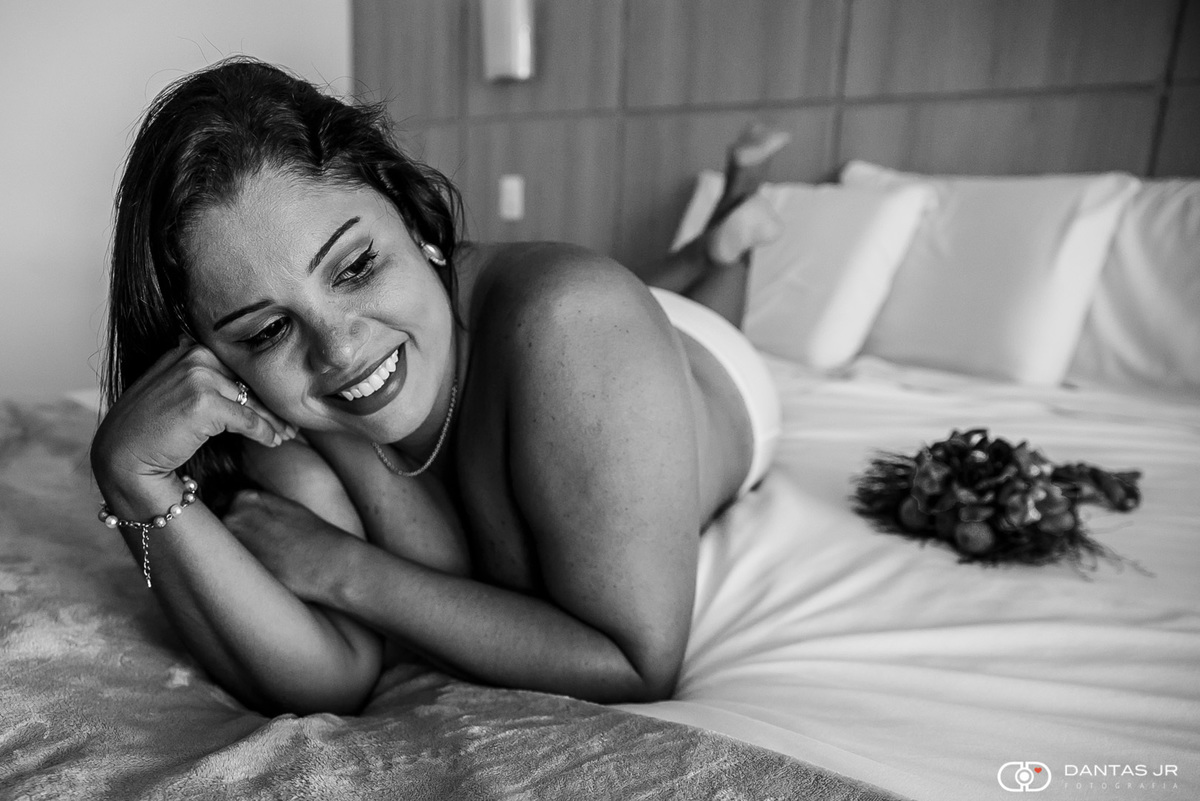 noiva sensual em making of de elopment wedding