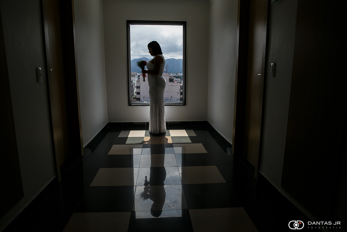 Noiva pronta em hotel para elopment wedding