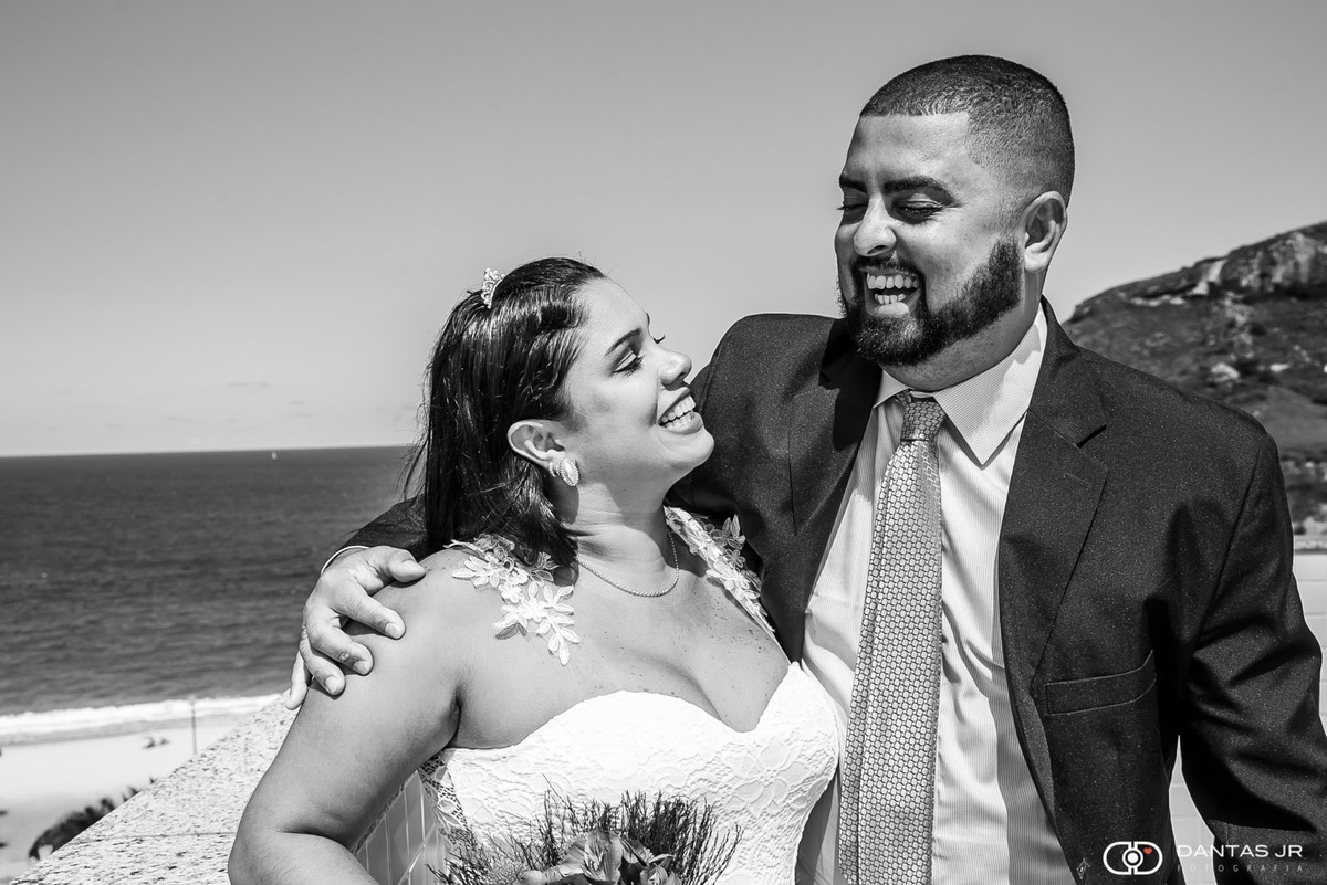 casal de noivos felizes sorrindo em elopment wedding