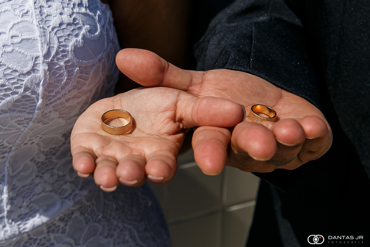 casal com alianças em cerimonia de elopment wedding