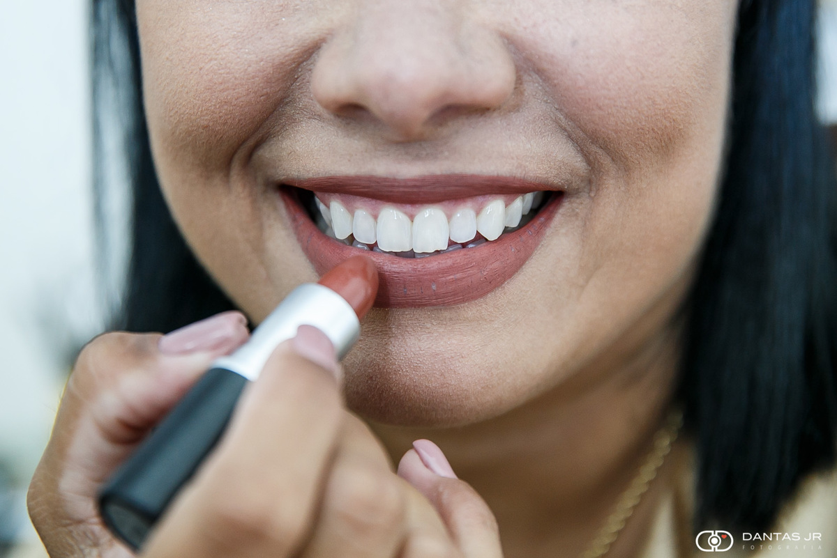 Noiva se maquiando sozinha no making of