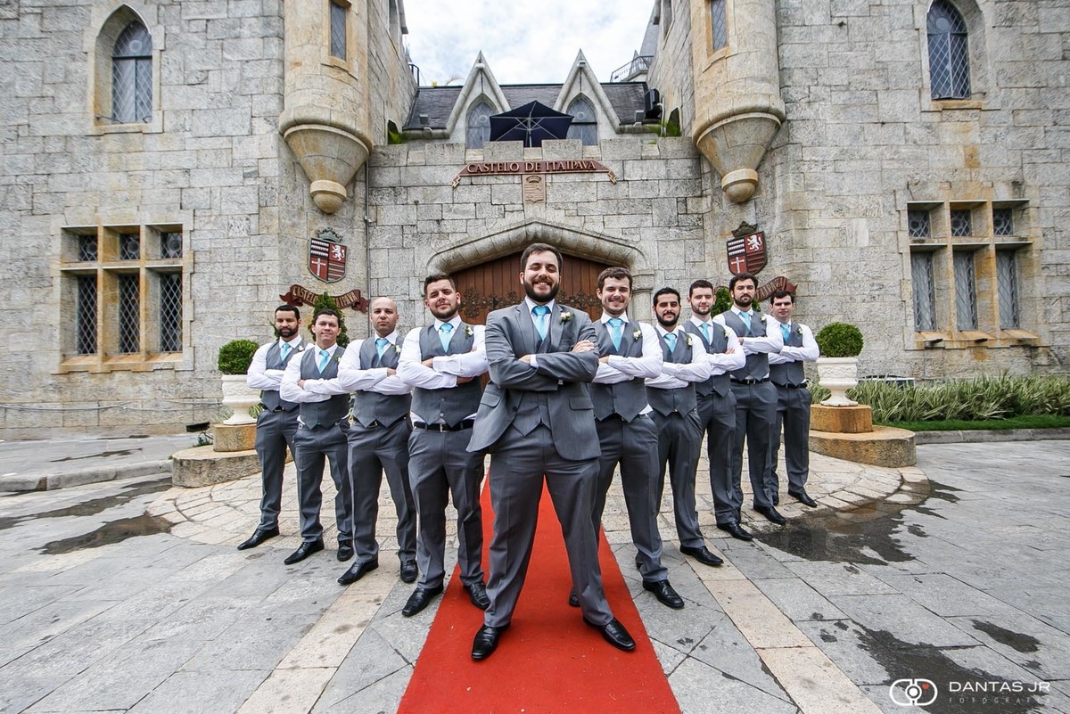 noivo e padrinhos em formação em frente ao castelo de itaipava