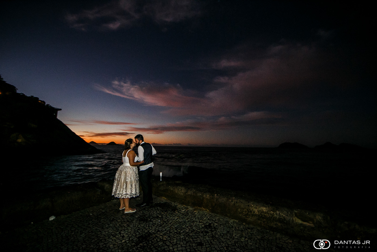 casal namorando no nascer do sol na praia da barra em lual após festa de casamento realizada no clube costa brava