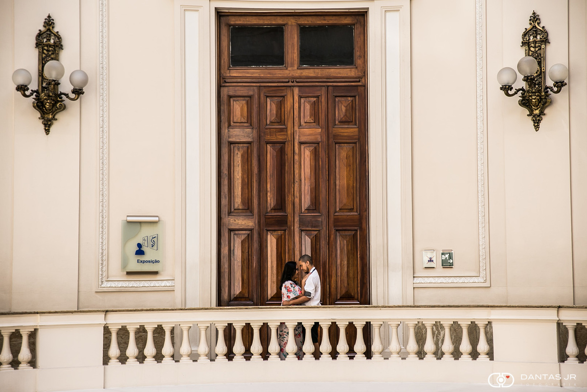 casal namorando em frente a porta grande na confeitaria colombo no ccbb