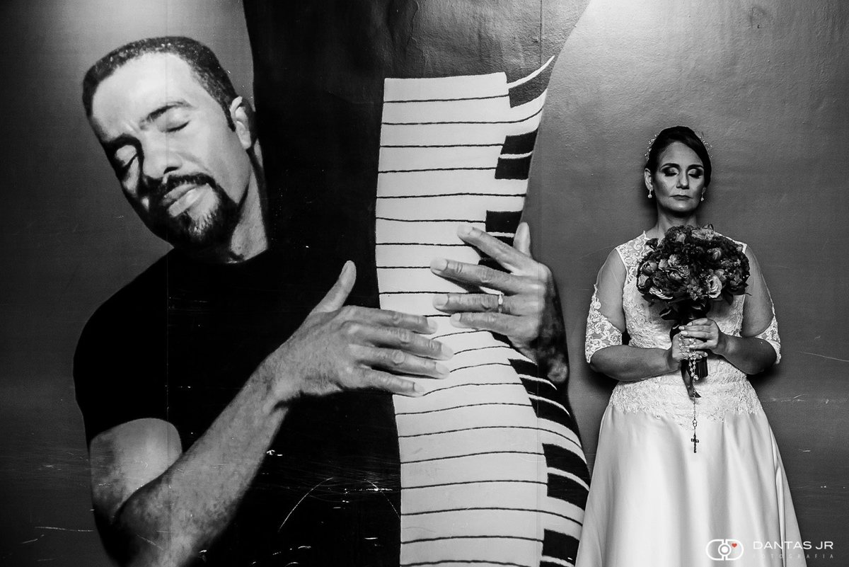 noiva de olhos fechados em parede pintada com piano no hotel novo mundo