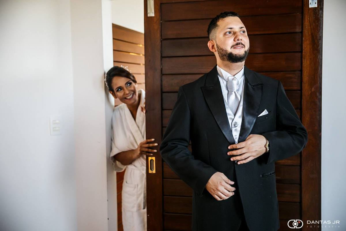 noiva espiando noivo se arrumando em making of sem ele perceber em hotel novo mundo por dantas jr